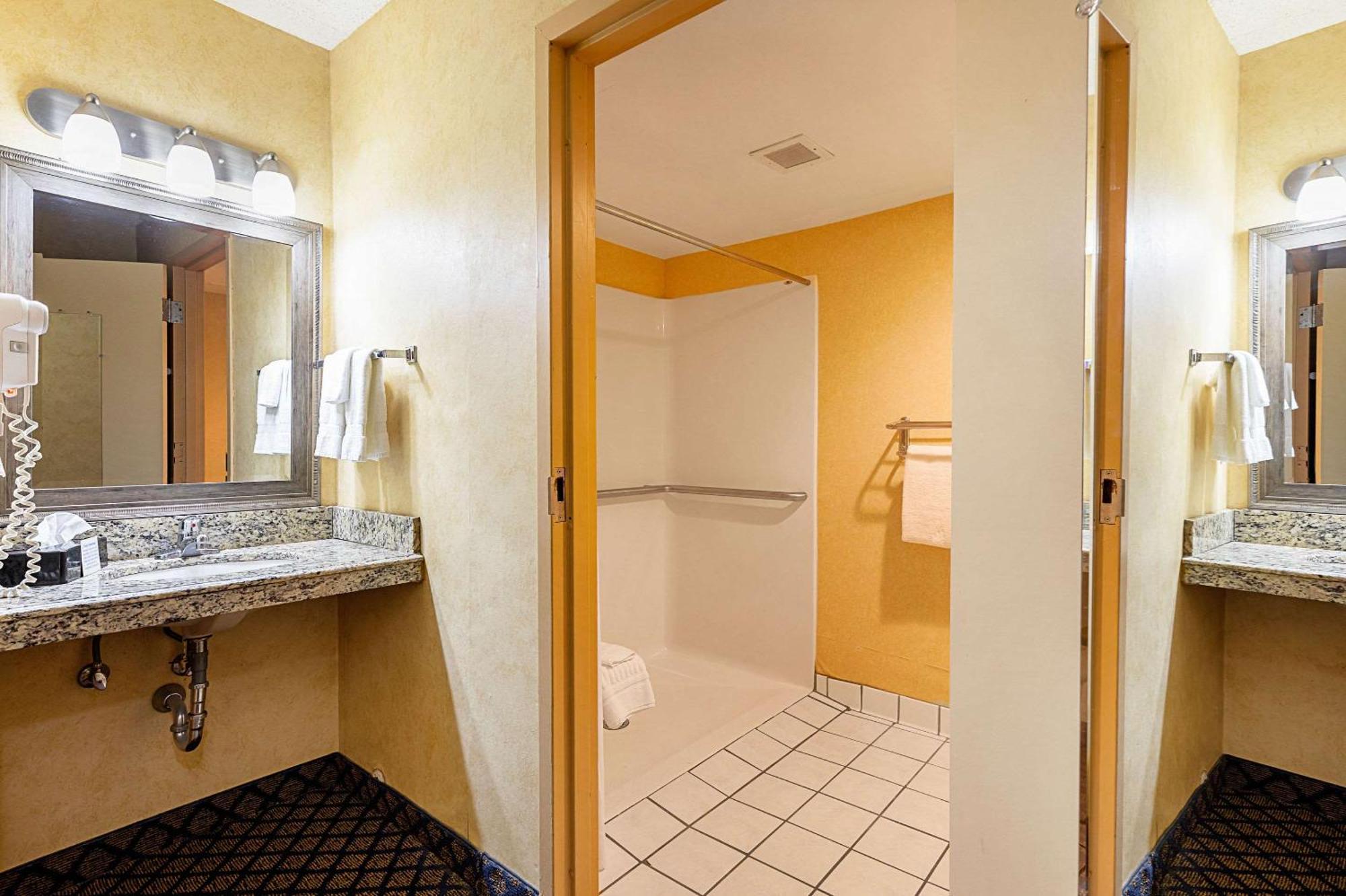 Quality Inn & Suites Coldwater Near I-69 Exteriör bild